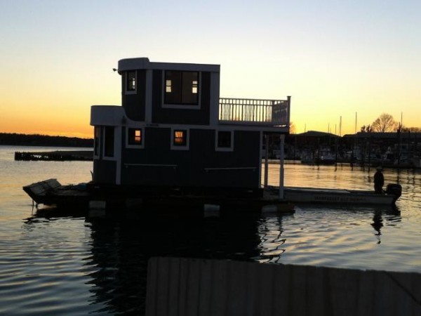 tiny-cottage-houseboat-03