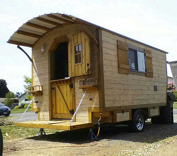 tiny-rustic-cabin-on-wheels