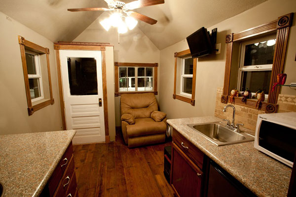 johnnys-luxurious-tiny-house-cabin-on-a-trailer-03
