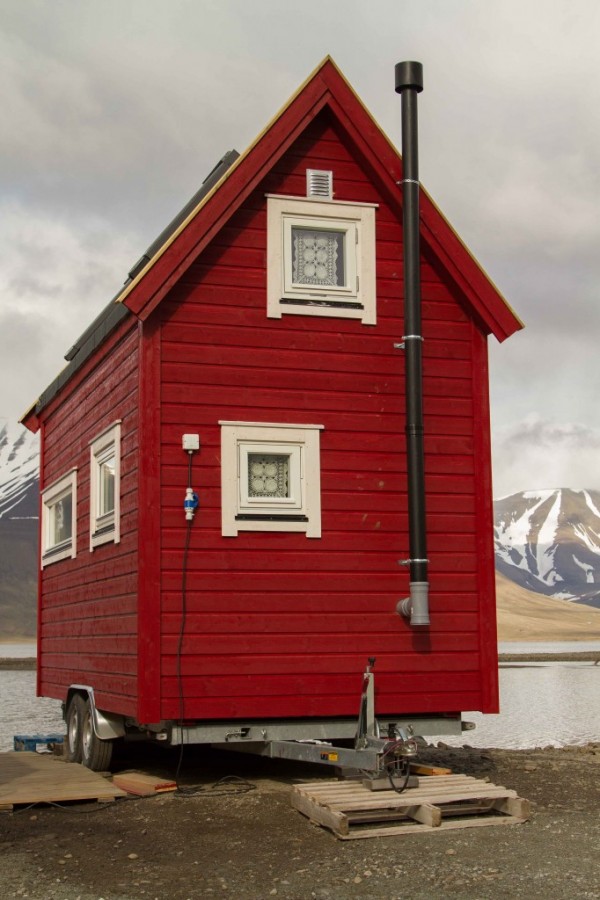 tiny-red-cottage-on-wheels