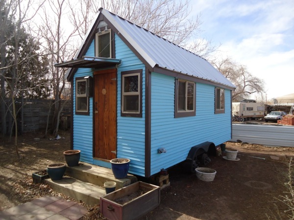 like-a-rolling-home-blue-tiny-house-03