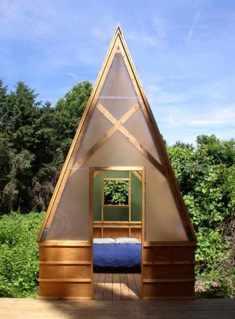 swamp-hut-cabin-bedroom