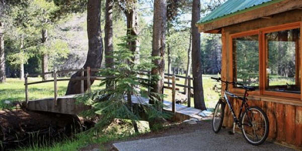 Simple-Log-Cabin-Living-near-Yosemite-04