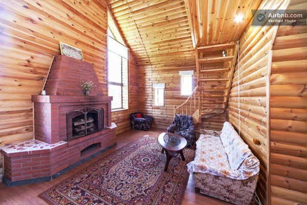 Small Russian Log Cabin-07