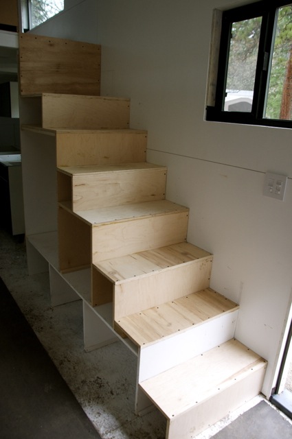 How to build a staircase with storage for your tiny house
