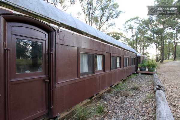 trains-reclaimed-into-home-in-australia-002