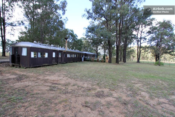 trains-reclaimed-into-home-in-australia-003
