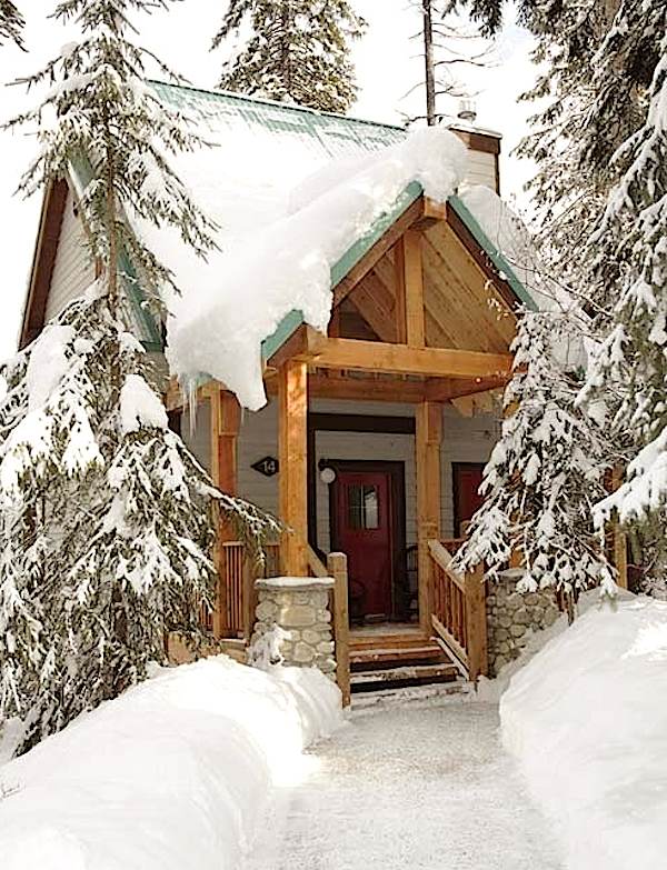 tiny-mountain-cabin-in-the-snow