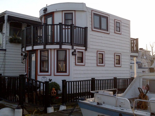 tiny-cottage-houseboat-01