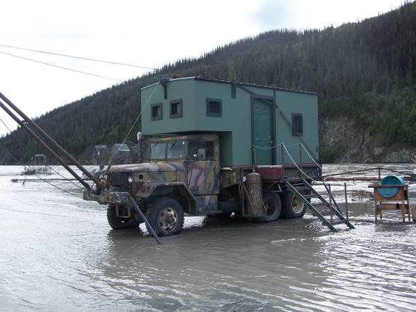 6x6-off-road-tiny-cabin-on-a-truck