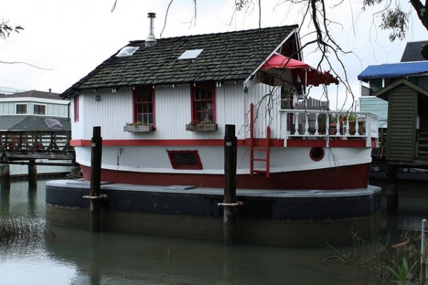 tiny-floating-cottage-boat-house