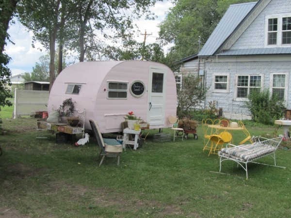 tiny-living-in-a-vintage-trailer