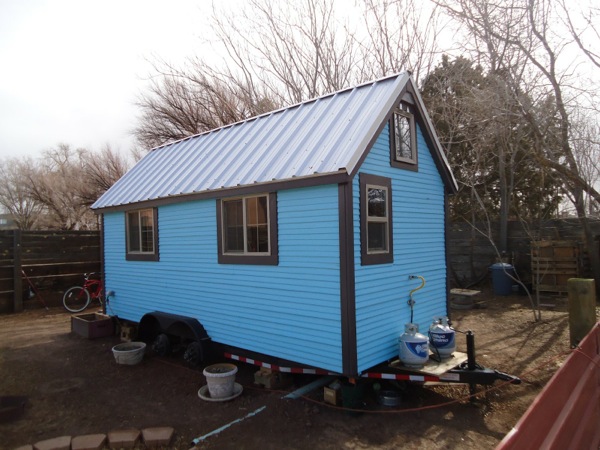 like-a-rolling-home-blue-tiny-house-08