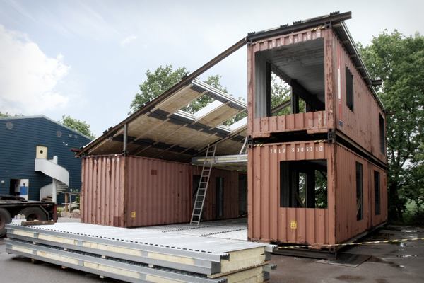 modern-recycled-home-made-of-shipping-containers-02