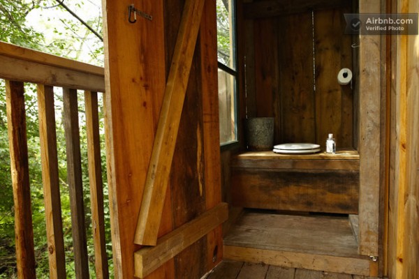 tree-house-rustic-bathroom