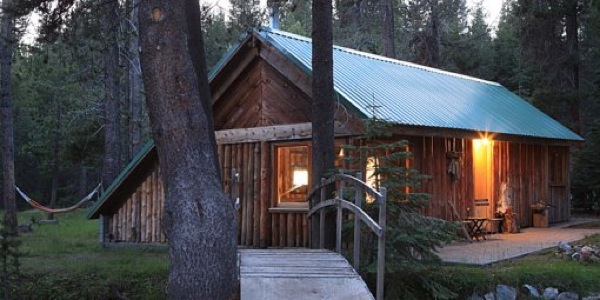 Simple-Log-Cabin-Living-near-Yosemite-01