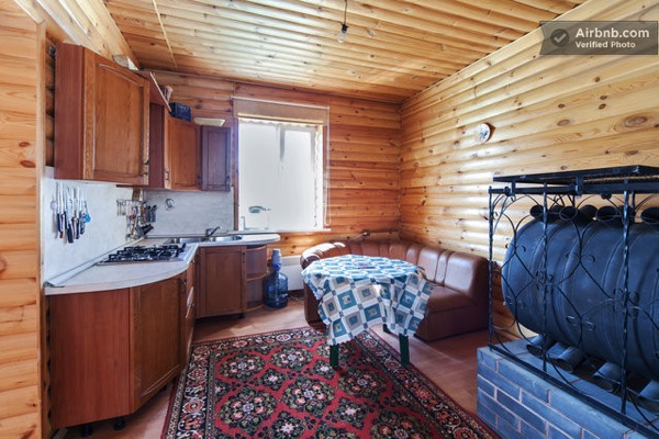Small Russian Log Cabin-08