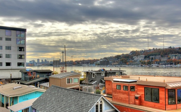 funky-tiny-but-pricey-boathouse-in-seattle-for-sale-016
