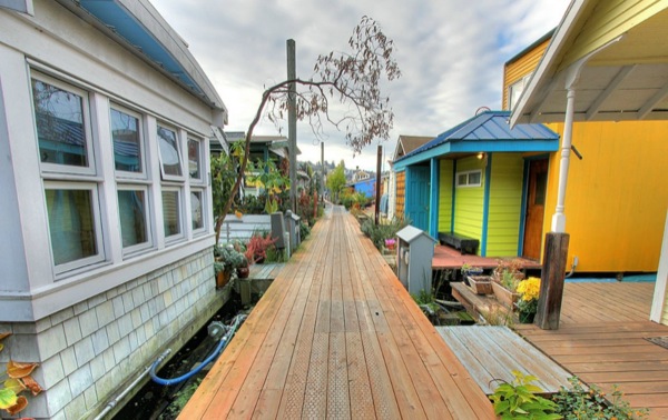 funky-tiny-but-pricey-boathouse-in-seattle-for-sale-018