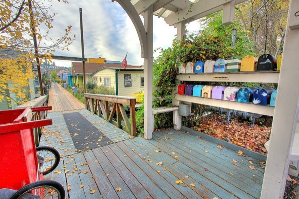 funky-tiny-but-pricey-boathouse-in-seattle-for-sale-019
