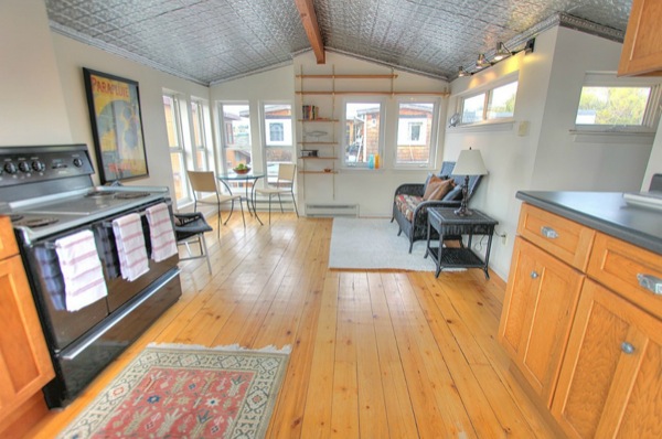 funky-tiny-but-pricey-boathouse-in-seattle-for-sale-05