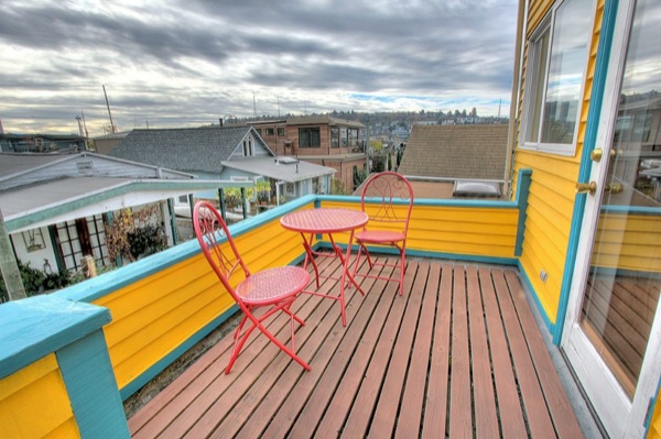 funky-tiny-but-pricey-boathouse-in-seattle-for-sale-07