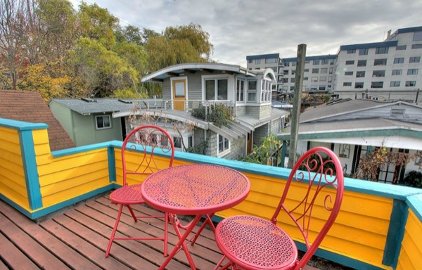 funky-tiny-but-pricey-boathouse-in-seattle-for-sale-08