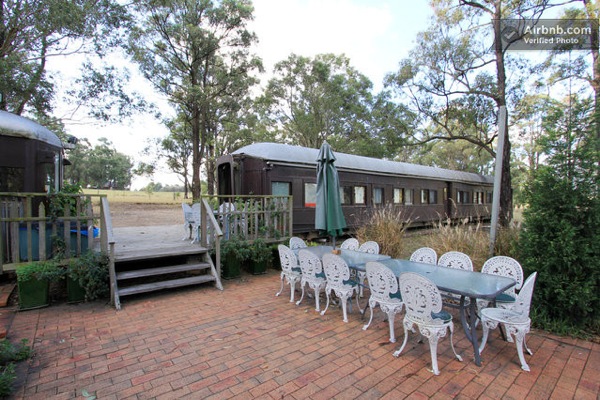trains-reclaimed-into-home-in-australia-004